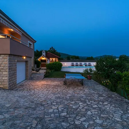 Three-bedroom In Tatil Evi