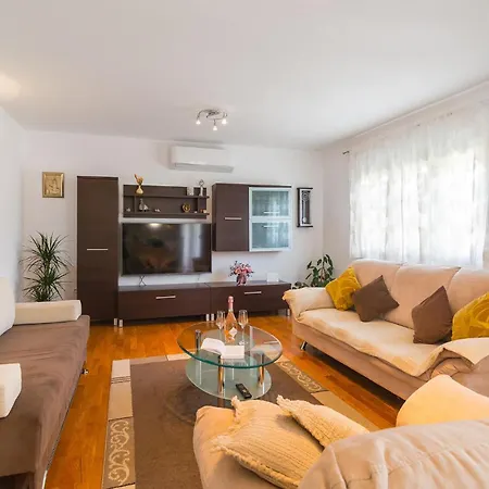 Будинок відпочинку Stunning Home In Brstanovo