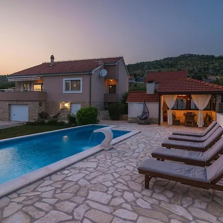 Будинок відпочинку Stunning Home In Brstanovo