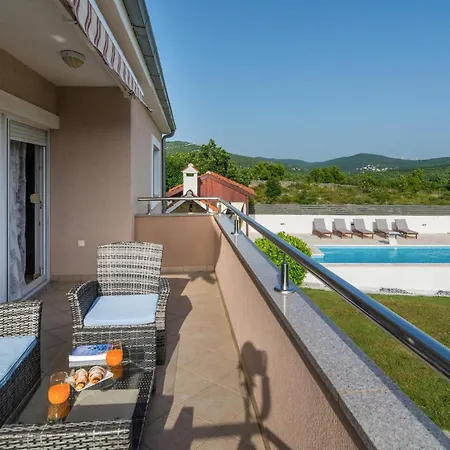 Tatil Evi Three-bedroom In Brstanovo